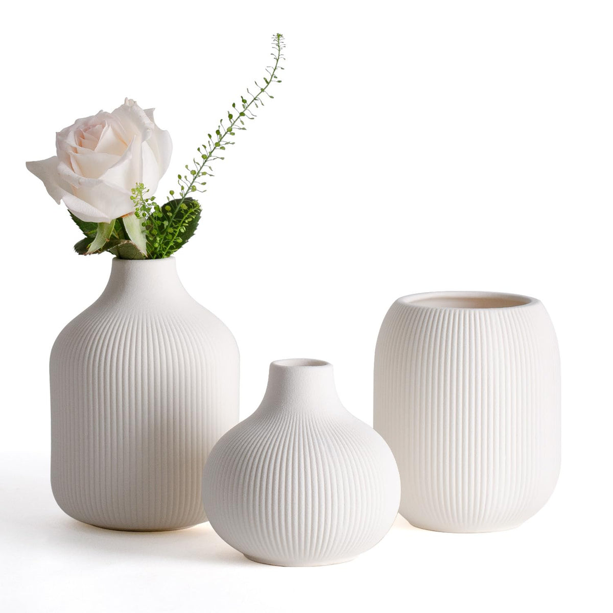 Dnnnii Kleines Keramikvasen-Set 3-TLG Beige - Minimalistische Vasen mit Rillendesign, kompakte Übergangsdekoration für Wohnzimmer, Schlafzimmer, Büro (3-TLG Beige Keramikset)