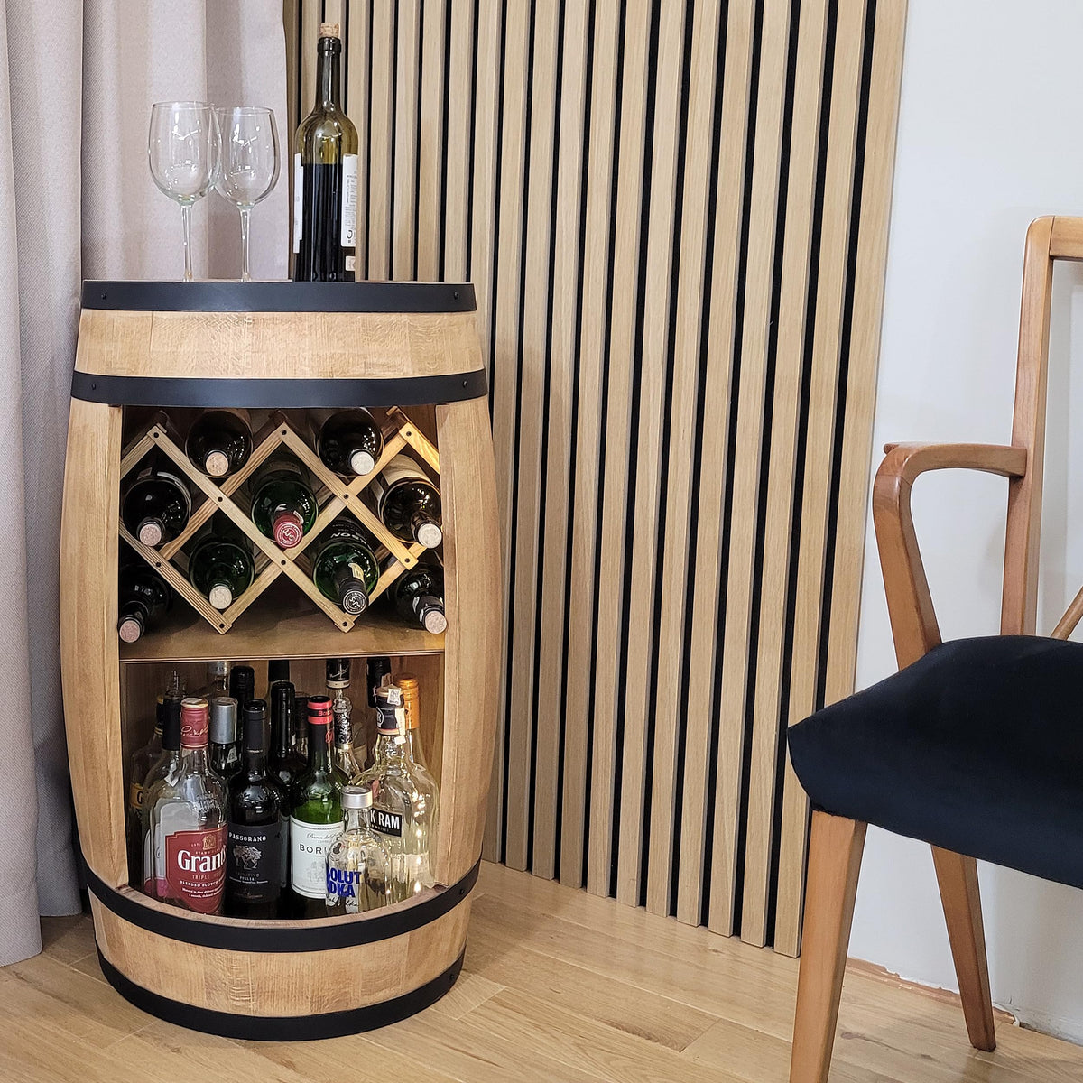weeco Fassbar mit LED Beleuchtung und Weinhalter. Weinregal - Holzfass Hausbar 80cm. Rustikaler deko Barschrank Weinständer – Fass. Fassbier, Wein Flaschenständer - Bar Whisky Geschenk (Dunkelbraun)