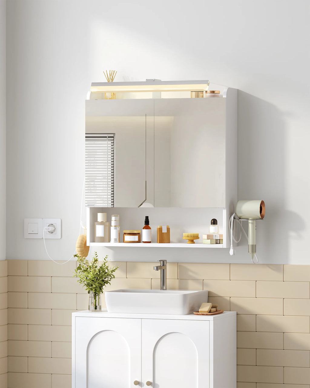 Badezimmerspiegelschrank mit LED-Beleuchtung – Weiß, mit Stecker & Haken