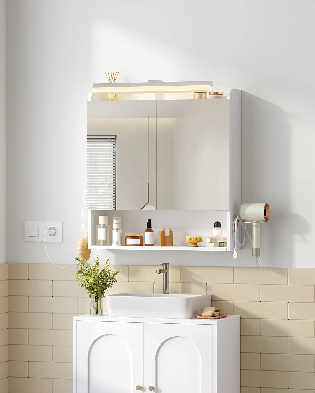Badezimmerspiegelschrank mit LED-Beleuchtung – Weiß, mit Stecker & Haken