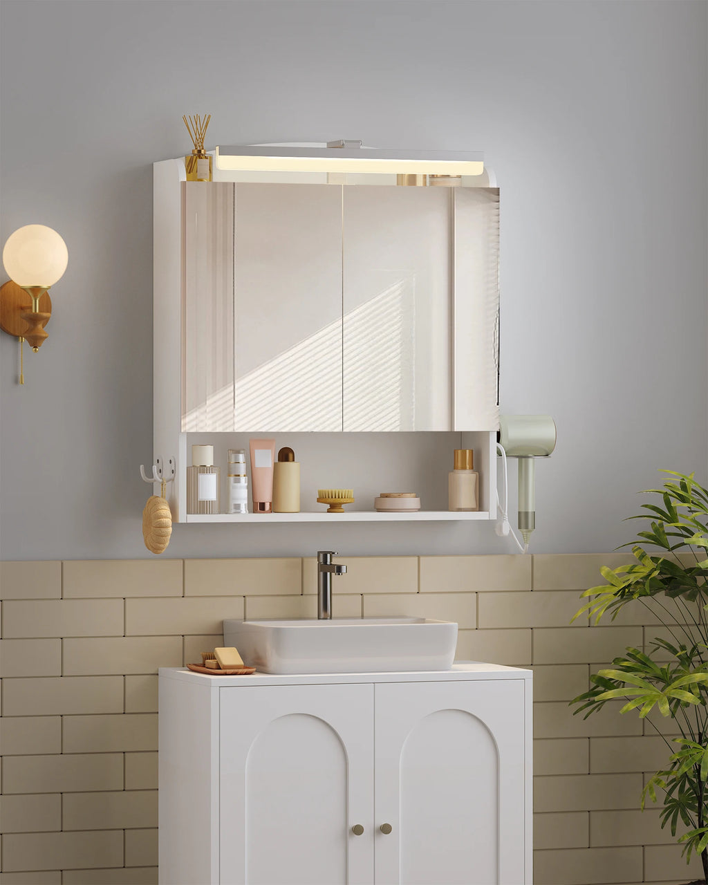 Badezimmerspiegelschrank mit LED-Beleuchtung – Weiß, mit Stecker & Haken